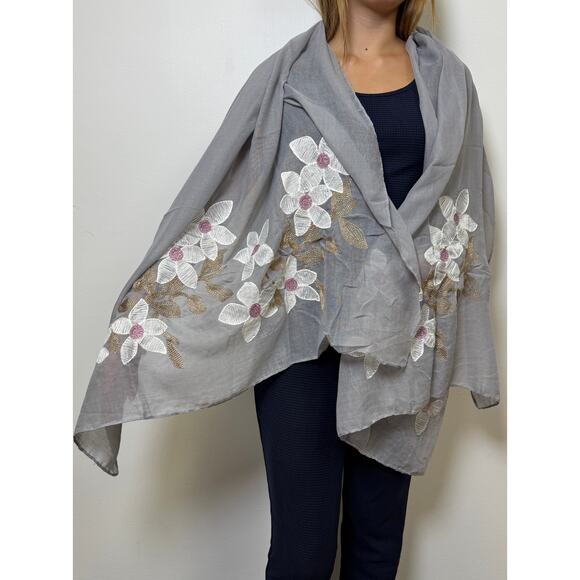 Sheer shawl adorned with beautifully embroidered white floral appliqués - Picture 4 of 4